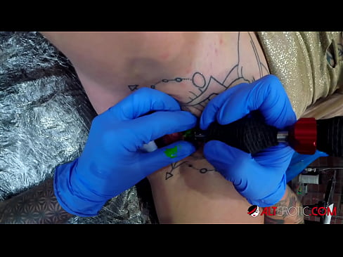 ❤️ 极具纹身的辣妹苏利-萨维奇在阴蒂上纹了一个纹身 ❤️ Beautiful porn❌❤